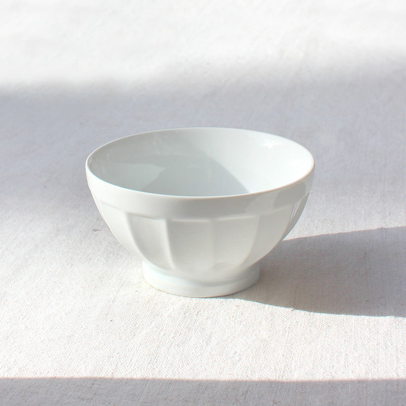 Petit bol en porcelaine blanche