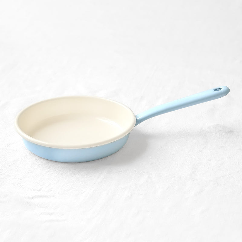Petite poêle bleu clair en émail