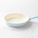 Petite poêle bleu clair en émail
