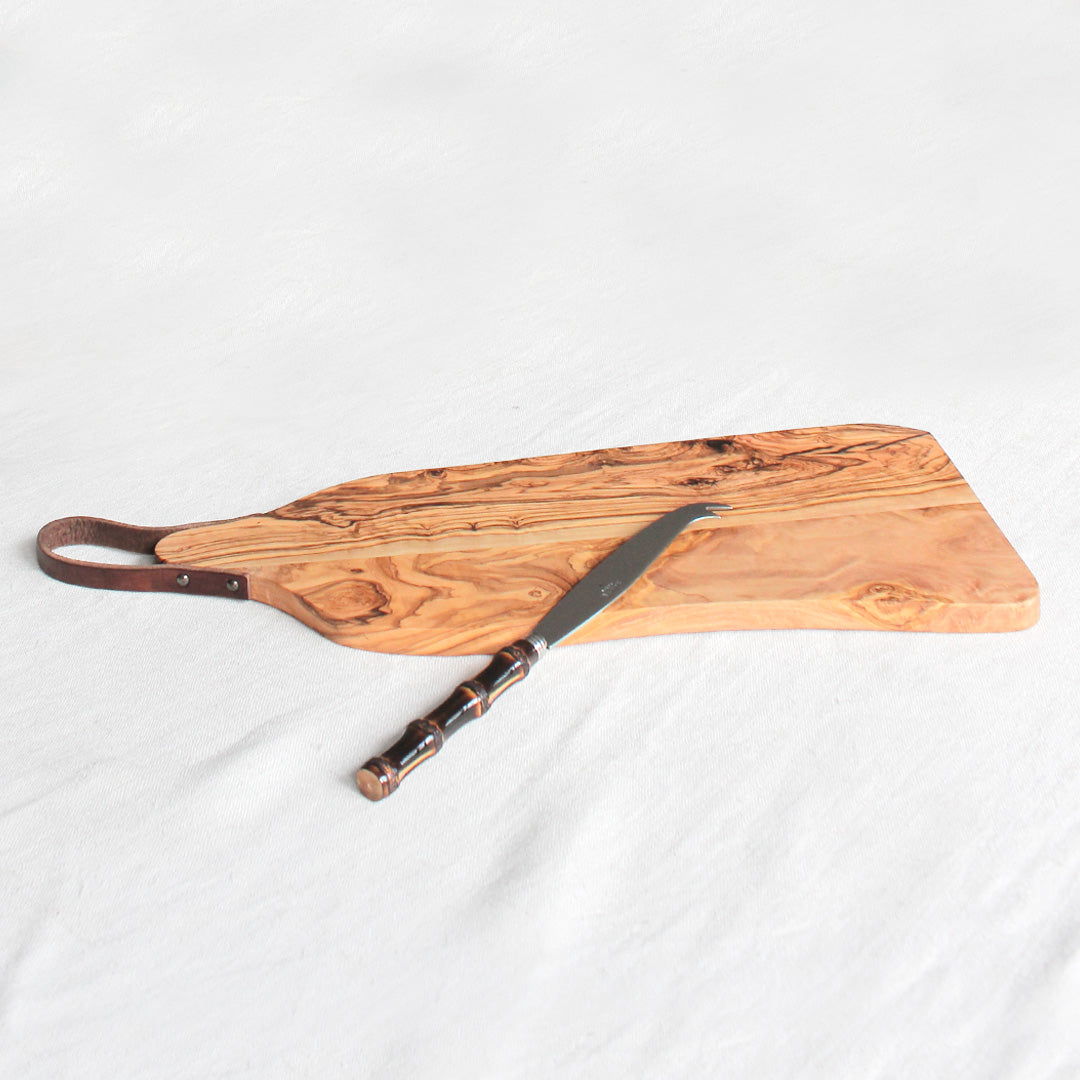 Planche en bois d'olivier avec lanière en cuir
