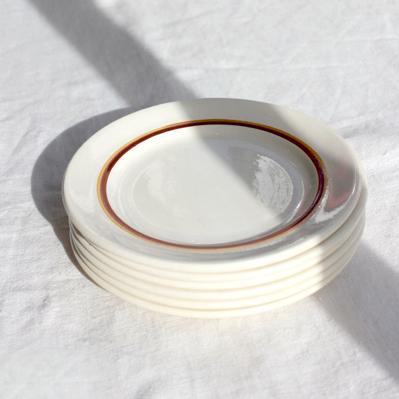 Assiettes ivoire au liseré brun et orange