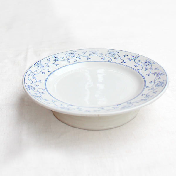 Assiette sur pied aux fleurs bleues