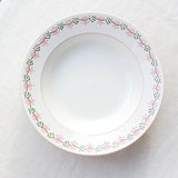 Assiettes creuses à la délicate frise verte et rose