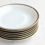Assiettes en porcelaine à la bordure bronze