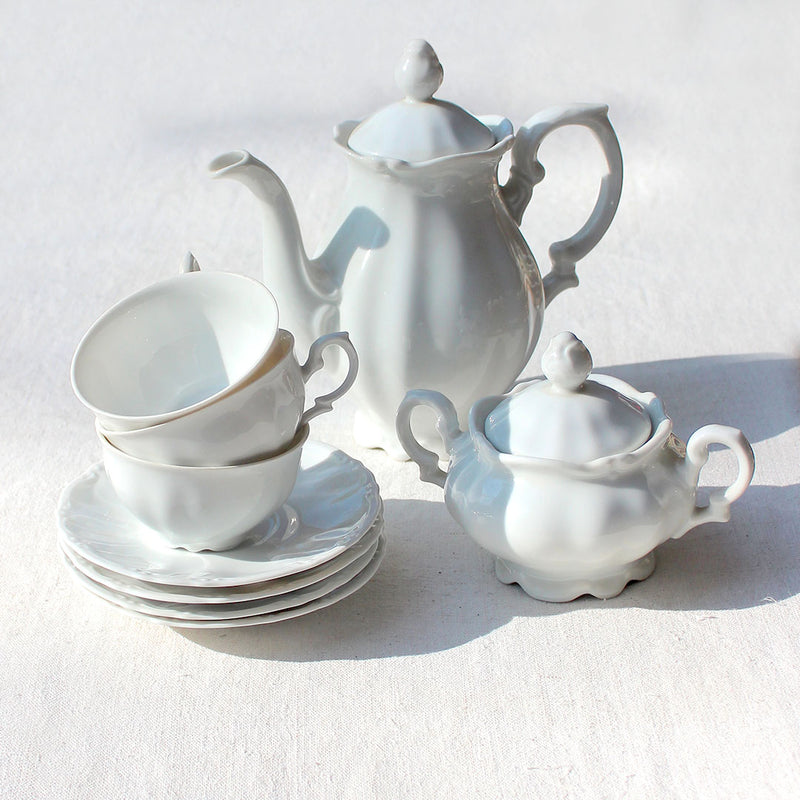 Service à thé en porcelaine blanche mouvementée