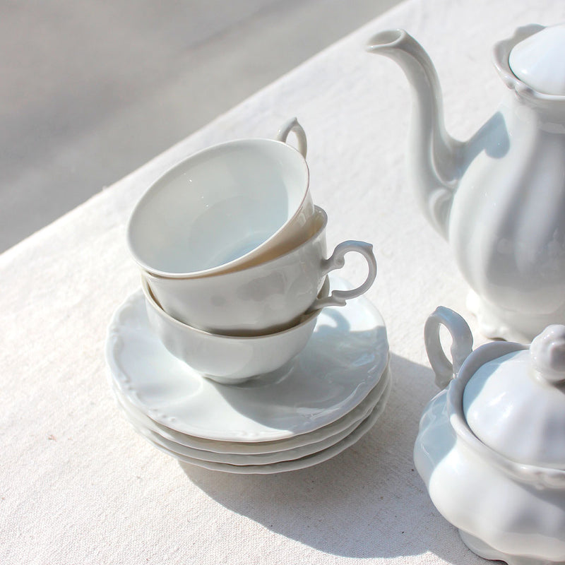 Service à thé en porcelaine blanche mouvementée