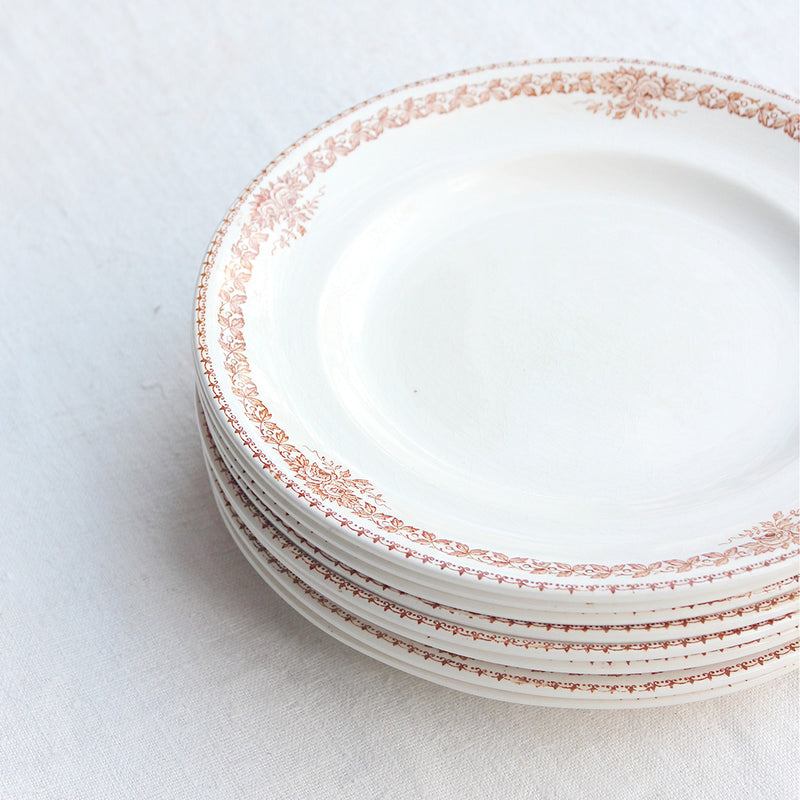 8 assiettes plates en terre de fer ocre