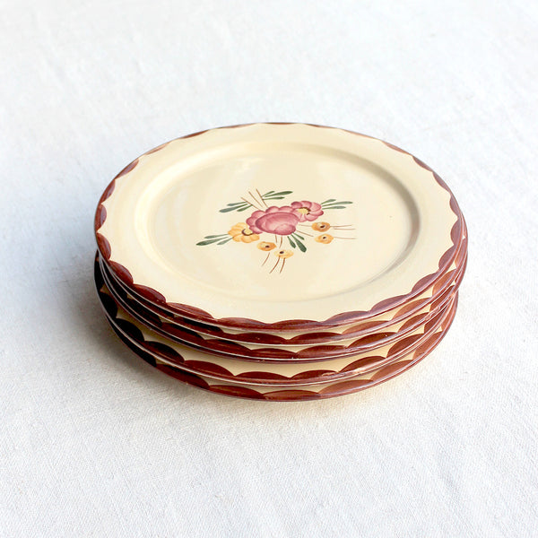 Assiettes au décor fleuri coloré