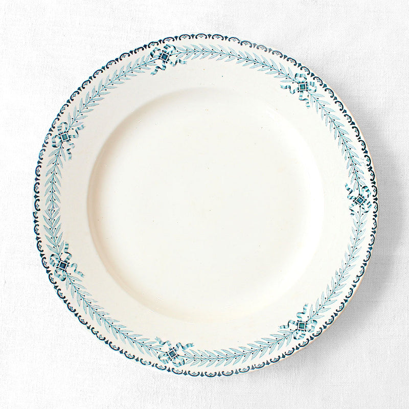 Plat à la frise de lauriers en terre de fer