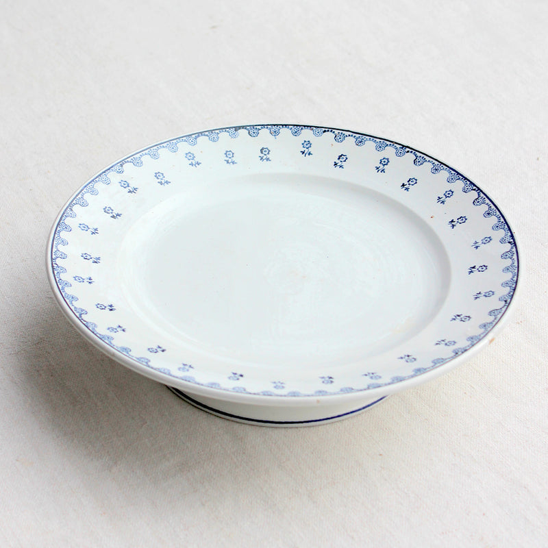 Assiettes sur pied aux petites fleurs bleues
