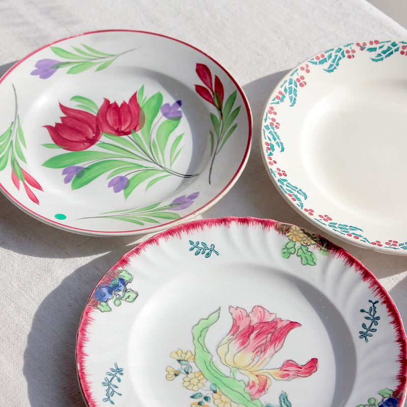 6 assiettes dépareillées au décor fleuri