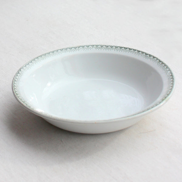Plat creux à la simple frise verte