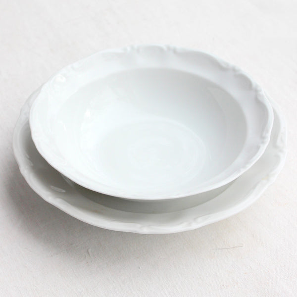 Plats de service en porcelaine blanche mouvementée