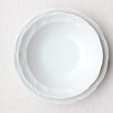 Plats de service en porcelaine blanche mouvementée