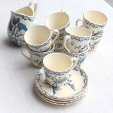 Ensemble de 11 tasses et soucoupes en terre de fer et leur pot à lait