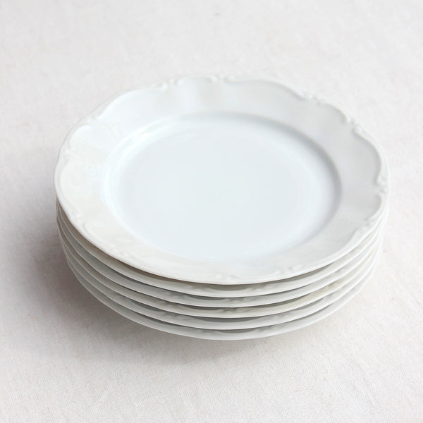 Assiettes en porcelaine blanche mouvementée