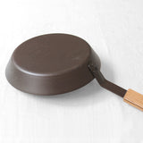 Poêle ronde en fer avec manche en bois