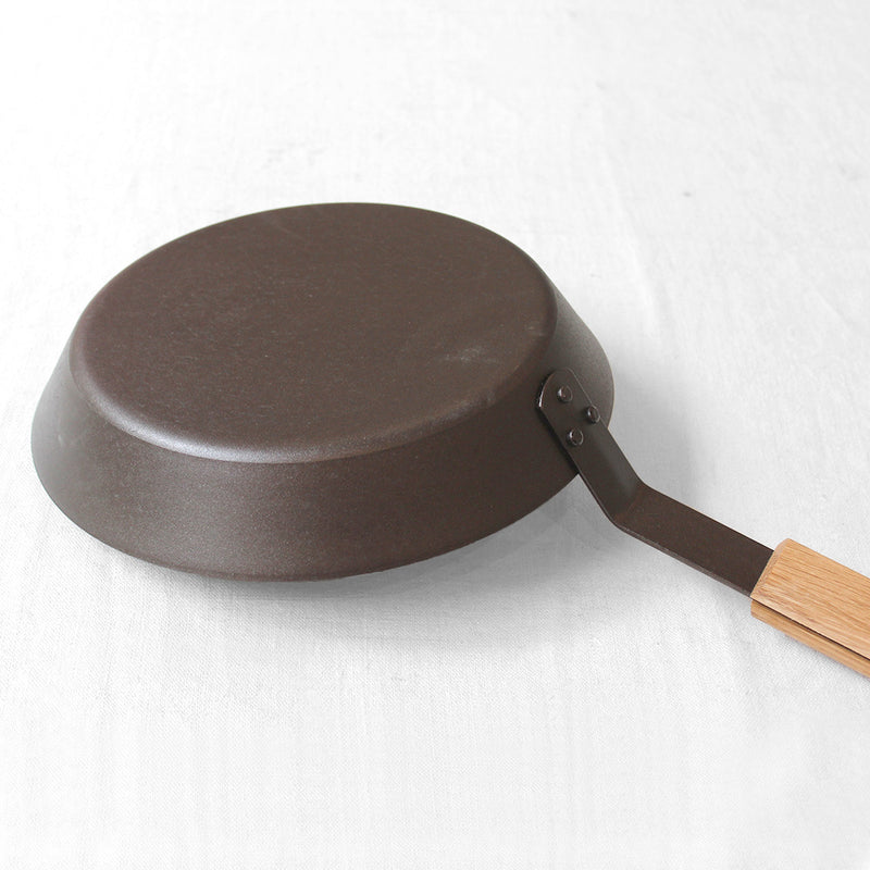Poêle ronde en fer avec manche en bois