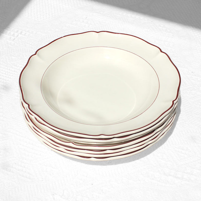 Assiettes au liseré brun et bords festonnés
