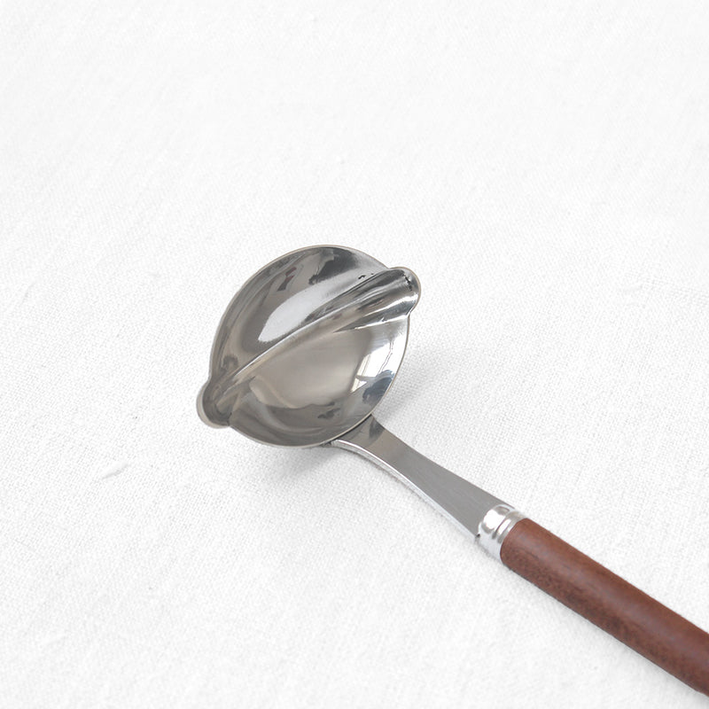 Cuillère à sauce avec manche en bois